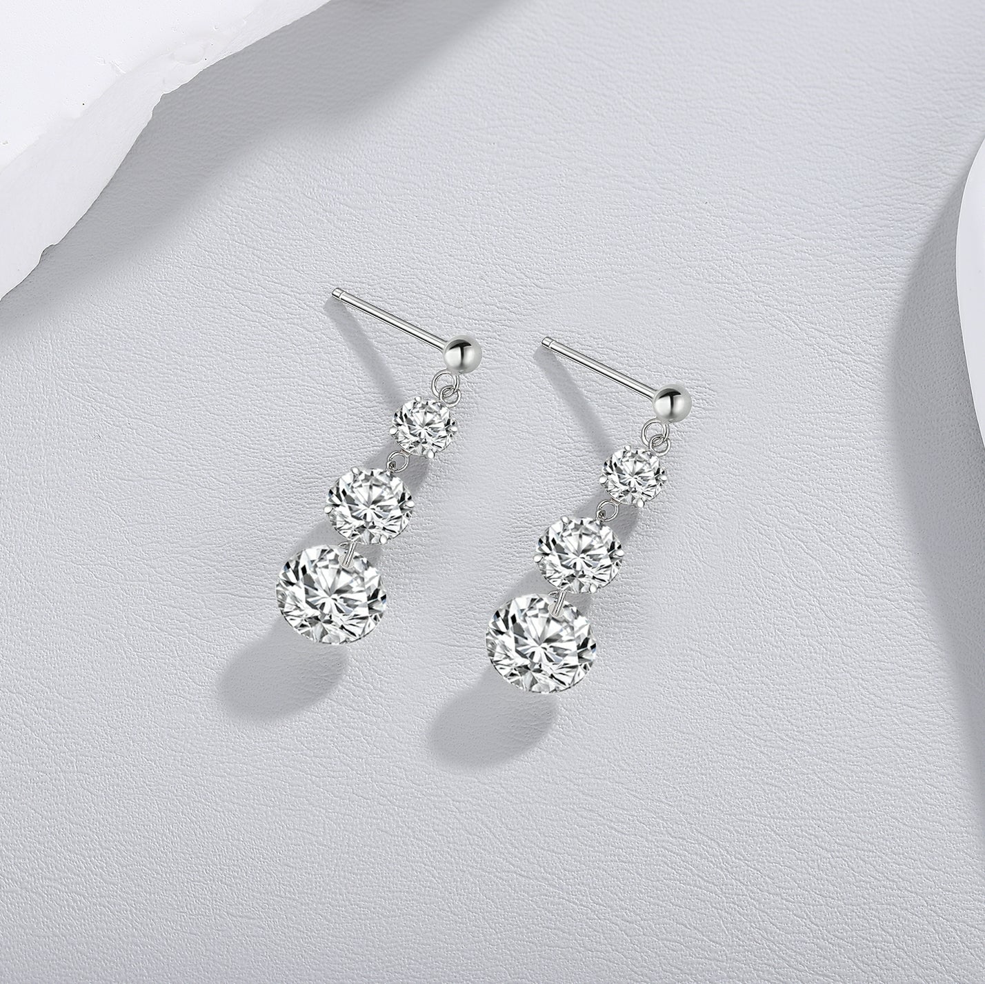 Top-quality Moissanite Luxury And Fashionable Light Luxury Jewelry Silver Stud Earrings S925 Silver Plated Platinum