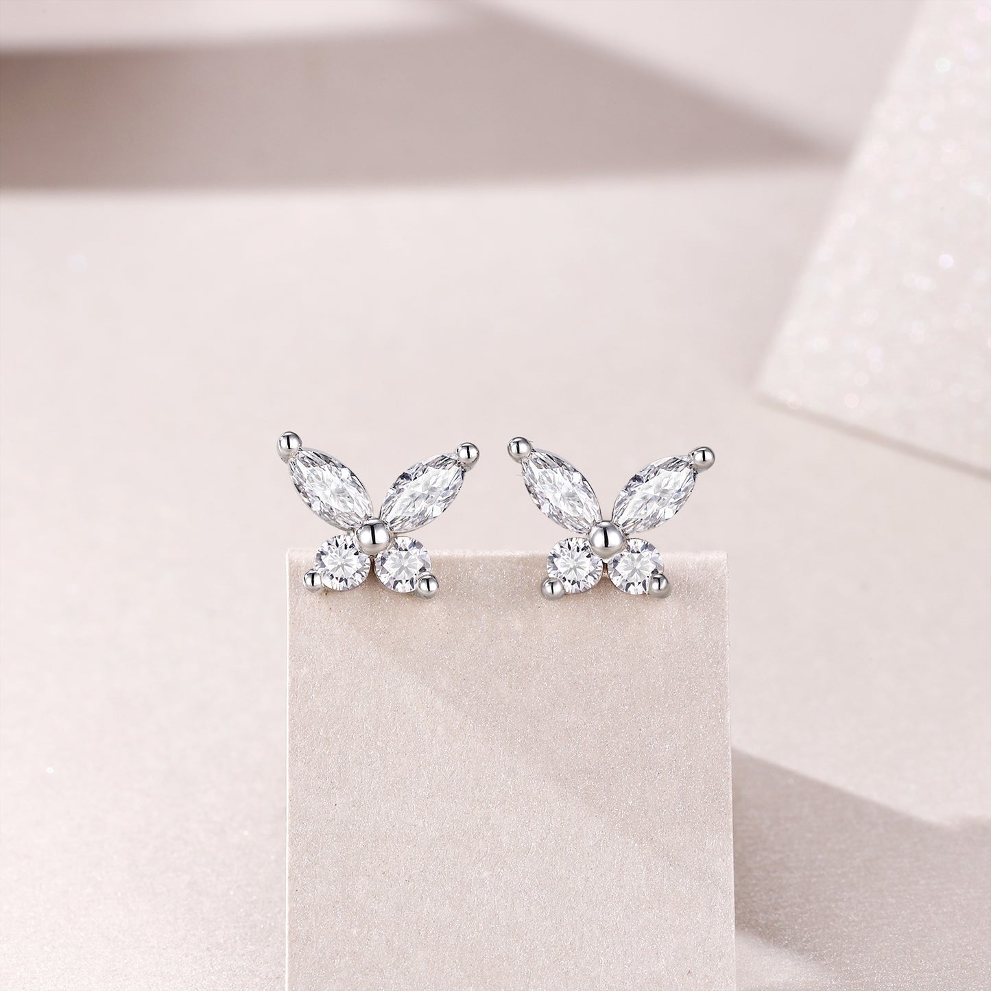 Top-quality Moissanite Luxury And Fashionable Light Luxury Jewelry Silver Stud Earrings S925 Silver Plated Platinum